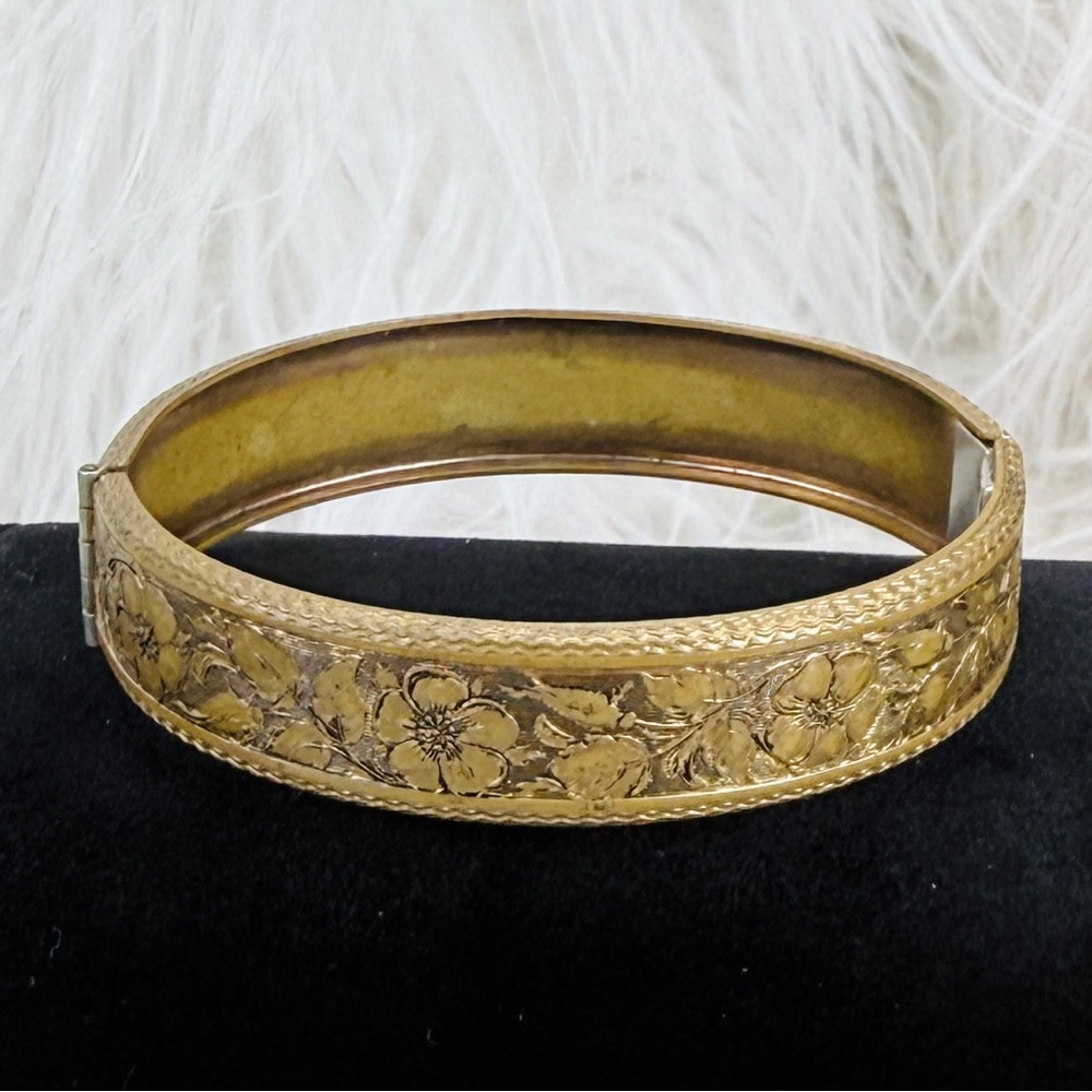 Elegant Floral Gold-Tone Women's Bangle Bracelet - Picture 4 of 10